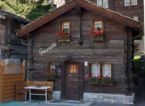 Das Ferienhäuschen Graziella liegt im Zentrum am Uferweg 5 in Zermatt (Planquadrat D8/ Nr. 941).Bäckerei mit Café im Nebenhaus. Skibus zu den Skigebieten in 1 Minute und Einkaufsmöglichkeiten in 3 Minuten erreichbar. 